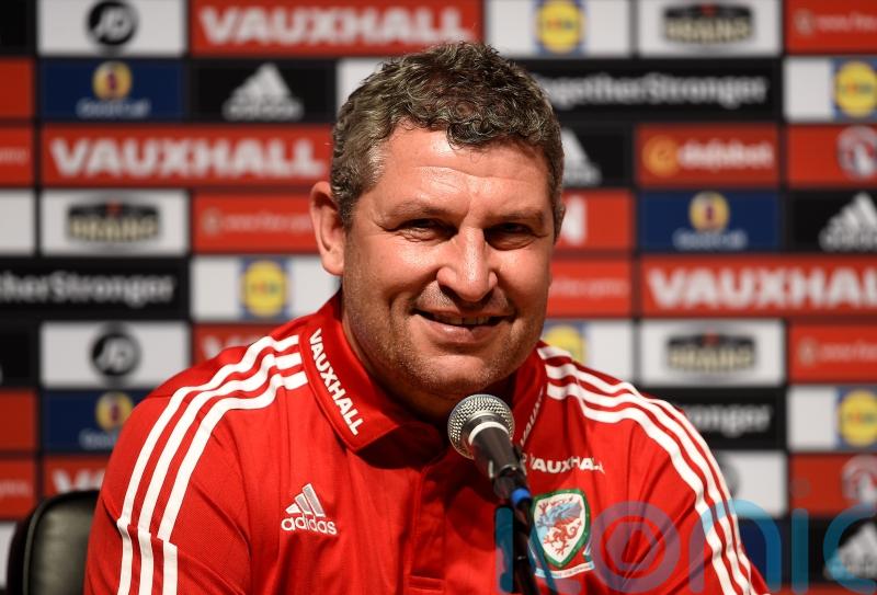 Osian Roberts rules himself out of contention for Wales job and sticks with Como