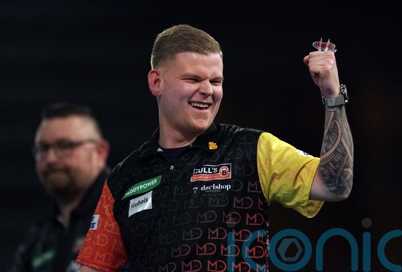 Mike De Decker stuns Luke Humphries to win World Grand Prix