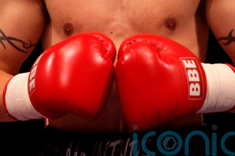 A close shave &ndash; Austin DeAnda gets haircut mid-fight after braids come loose