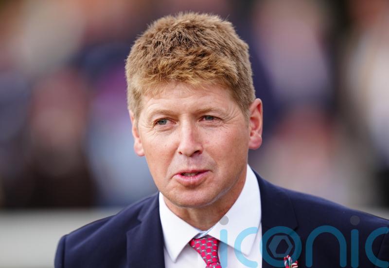 Mob-handed Owen hoping to further strengthen juvenile hurdler hand