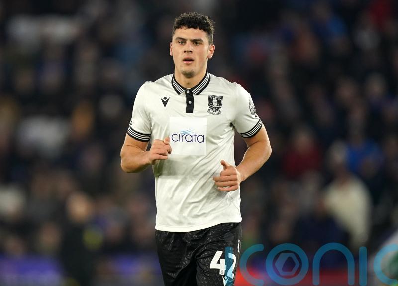 Lincoln get back to winning ways against 10-man Reading