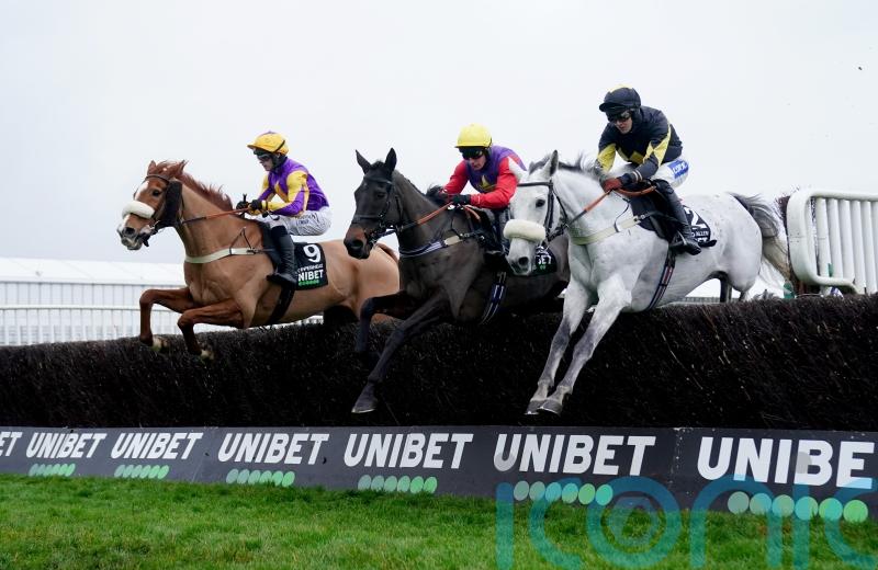 Tizzard pair both holding claims to valuable veterans&rsquo; prize at Sandown