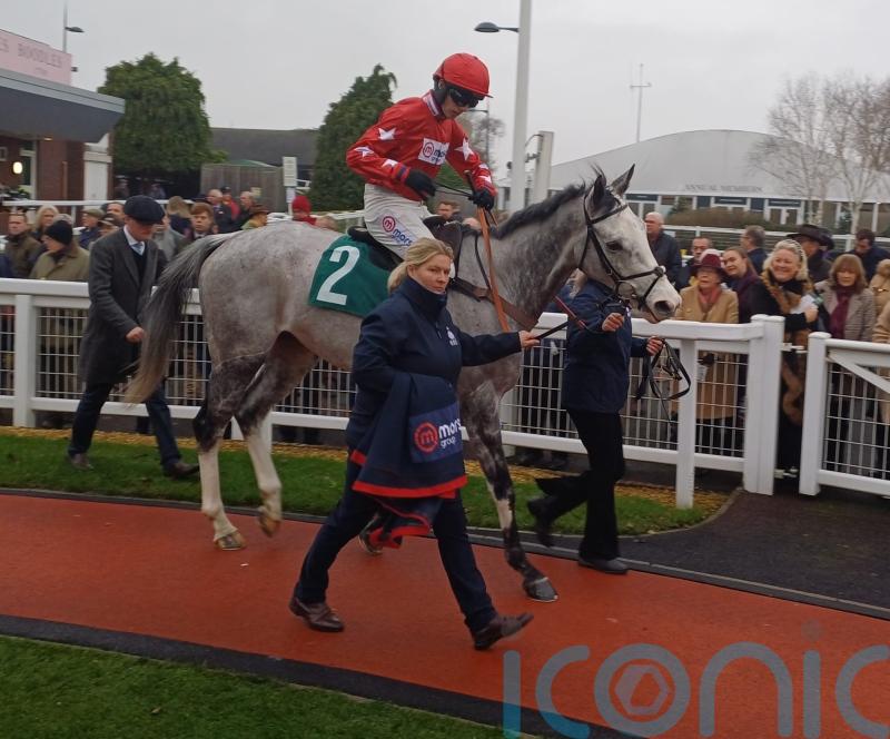 Potter dips in distance for Lightning test