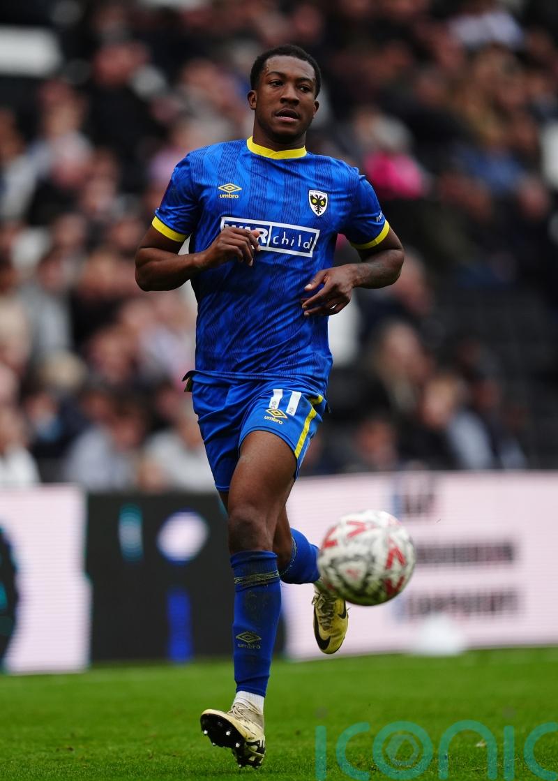 Super strike from Josh Neufville earns Wimbledon draw at Crewe