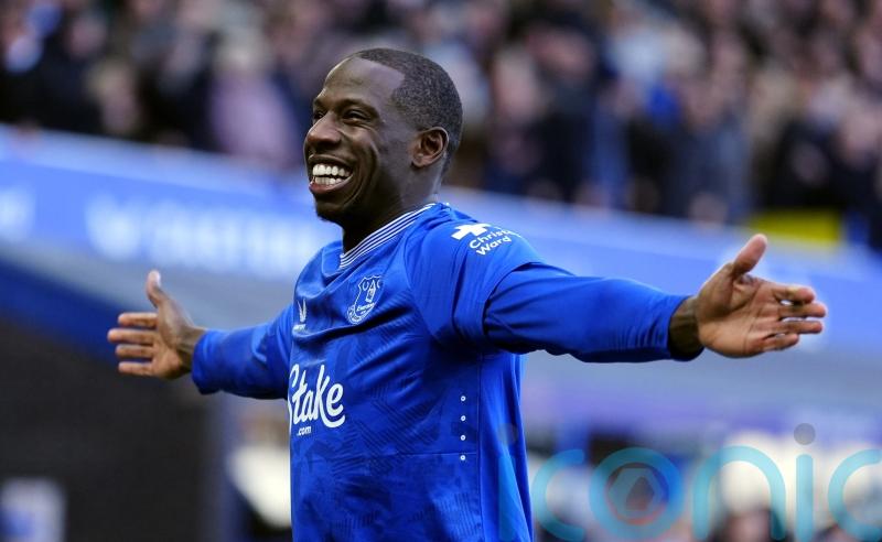 Flying start sets Everton on the way to thumping win against Leicester