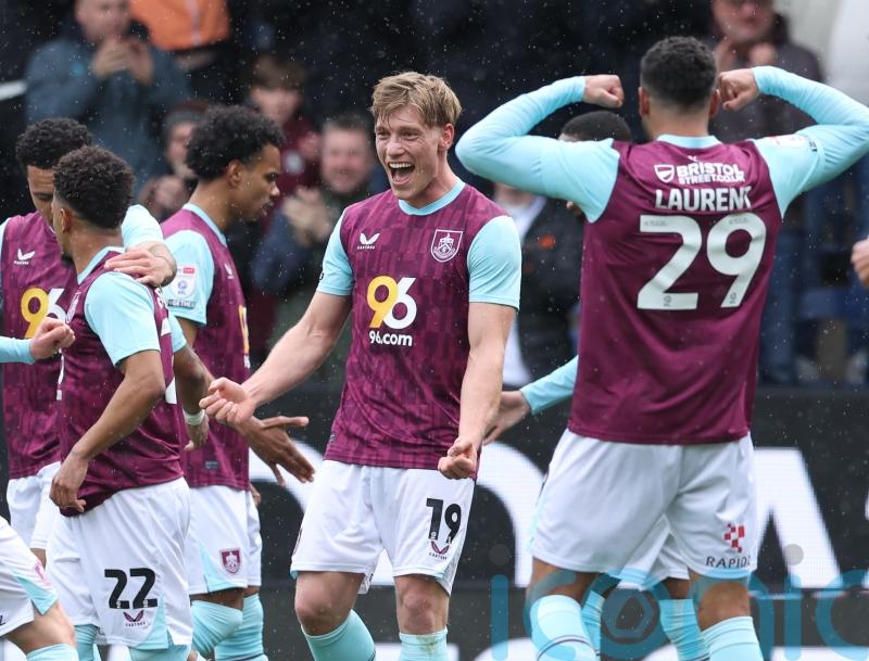 Zian Flemming free-kick maintains Burnley&rsquo;s promotion push