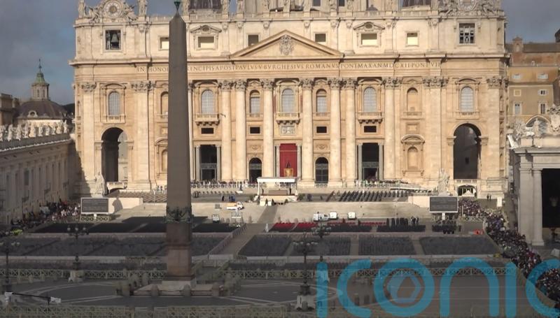 World leaders arriving for Pope&rsquo;s funeral as 150,000 mourners pay respects