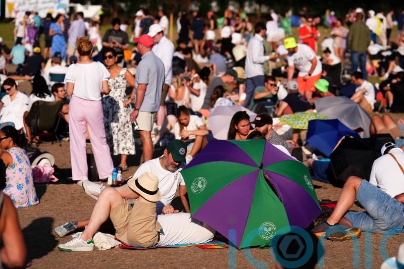 Wimbledon fans prepare for 34C heat with wine, umbrellas and strawberries