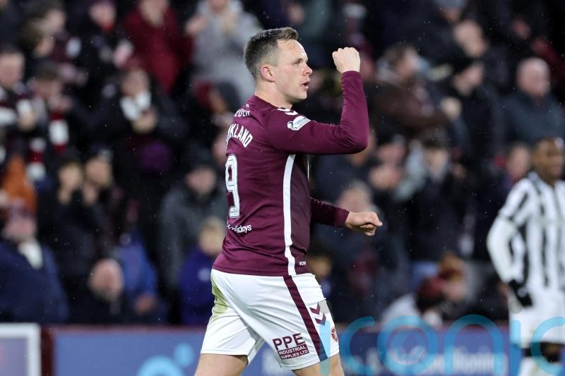 Hearts win with 10 men again after beating St Mirren to retain six-point lead