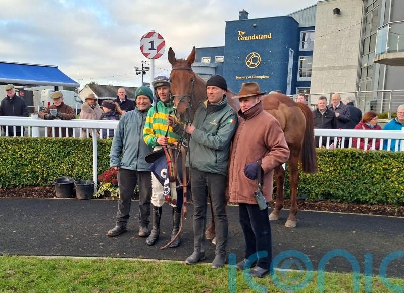 Easy for Dinoblue as she defends Opera Hat crown