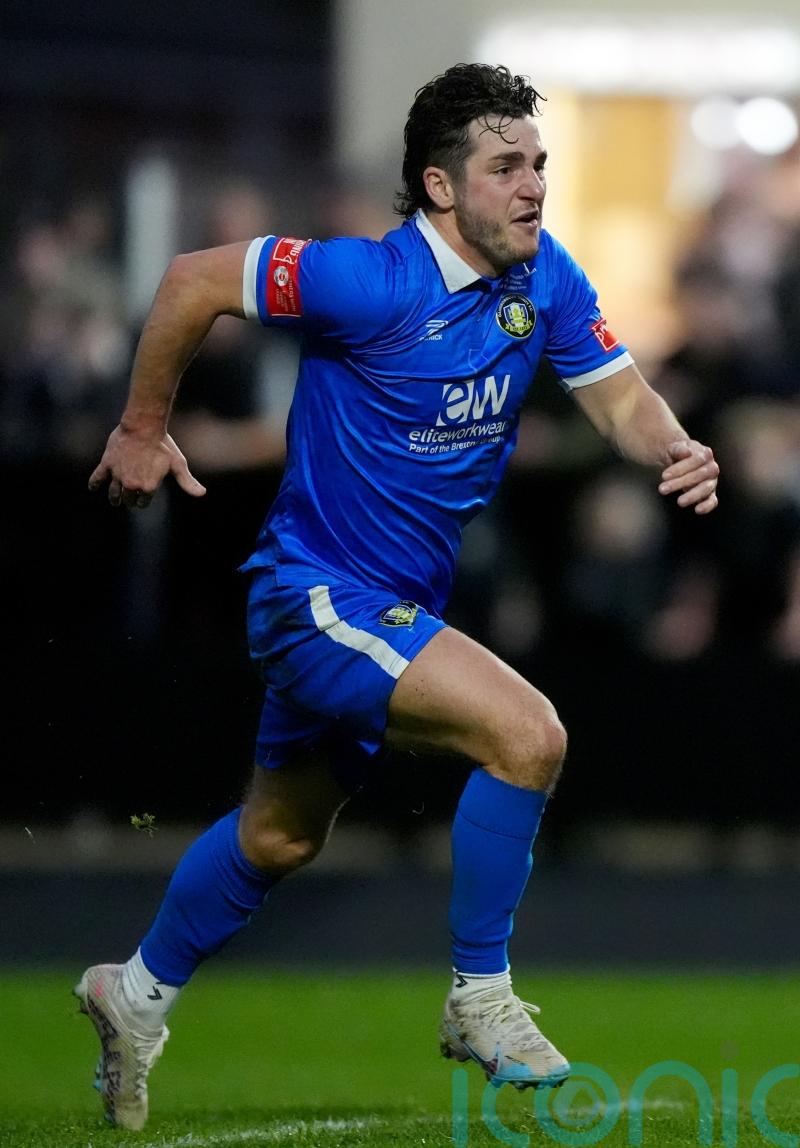 Declan Howe is Scunthorpe&rsquo;s returning hero in win over Halifax